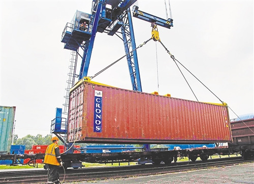 渝新欧班列实现第二次换轨高效操作，全程仅需一小时